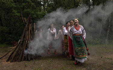 Ukrainki w tradycyjnych strojach podczas Nocy Kupały, tradycyjnego słowiańskiego święta, związanego 