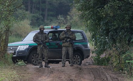 Straż graniczna i wojsko na polsko-białoruskiej granicy w pobliżu miejscowości Usnarz Górny.