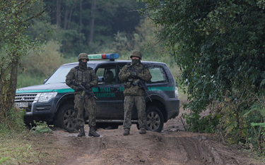 Straż graniczna i wojsko na polsko-białoruskiej granicy w pobliżu miejscowości Usnarz Górny.