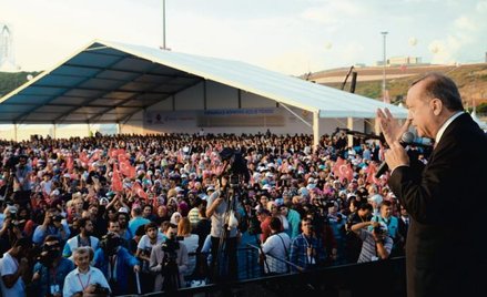 Turecki prezydent Recep Tayyip Erdogan przetrwał burze, które dawno zmiotłyby Obamę czy Merkel. Możn
