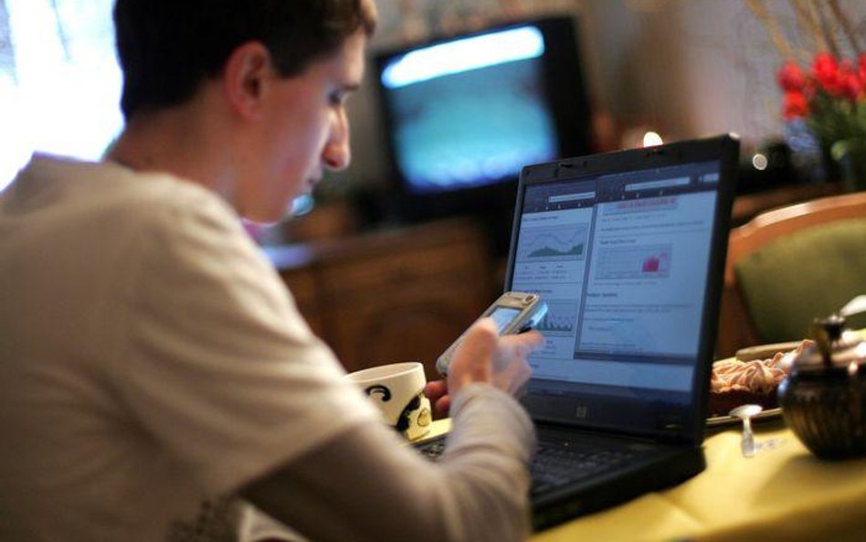 Komisja Europejska nie chce, aby abonentów usług telekomunikacyjnych wiązały z operatorami długie, t