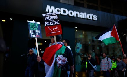 Propalestyńscy aktywiści protestują przed restauracją McDonald's w Londynie