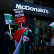 Propalestyńscy aktywiści protestują przed restauracją McDonald's w Londynie