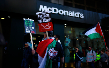 Propalestyńscy aktywiści protestują przed restauracją McDonald's w Londynie