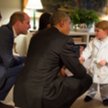 Książę George w szlafroku wita Obamę
