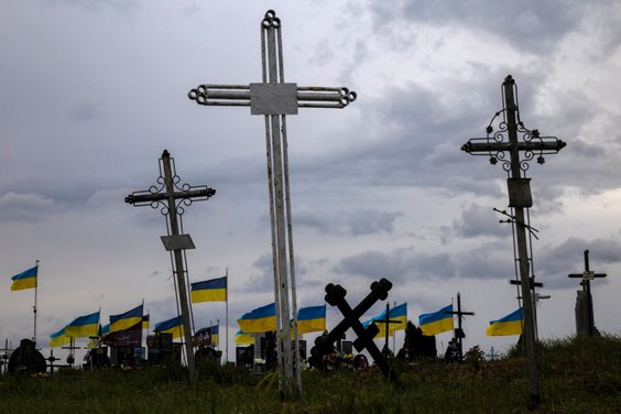 Ukraińskie flagi na grobach żołnierzy w obwodzie rówieńskim