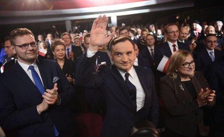 Strategia „ani kroku wstecz wobec sędziów i Unii Europejskiej” nie pomaga Zjednoczonej Prawicy