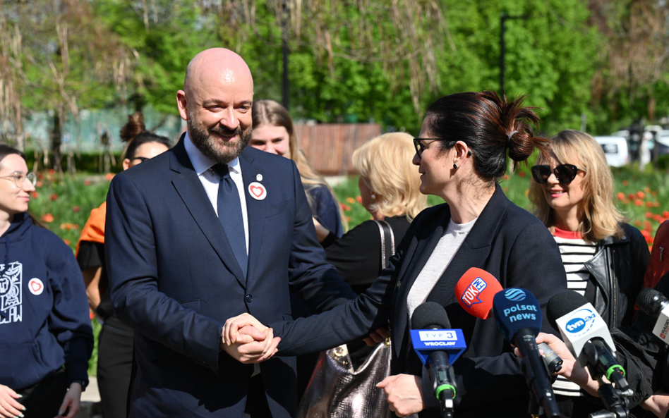 Jacek Sutryk jest już radnym, o prezydenturę musi powalczyć w II turze