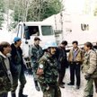 Holenderski batalion sił pokojowych ONZ konwojuje Bosniackich Muzułmanów. Zdjęcie z 1 kwietnia 1994 