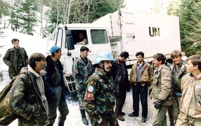 Holenderski batalion sił pokojowych ONZ konwojuje Bosniackich Muzułmanów. Zdjęcie z 1 kwietnia 1994 
