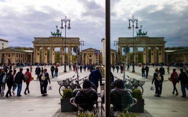 Mniej Polaków mieszka za granicą. Ale nie jest to efekt masowych powrotów