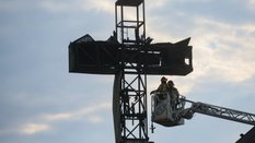 Strażacy musieli użyć podnośnika, aby opanować sytuację i dostać się do zarzewi ognia ukrytych pod m