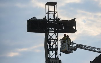 Strażacy musieli użyć podnośnika, aby opanować sytuację i dostać się do zarzewi ognia ukrytych pod m