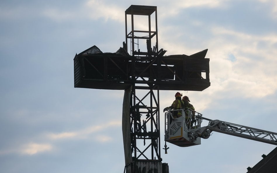 Strażacy musieli użyć podnośnika, aby opanować sytuację i dostać się do zarzewi ognia ukrytych pod m