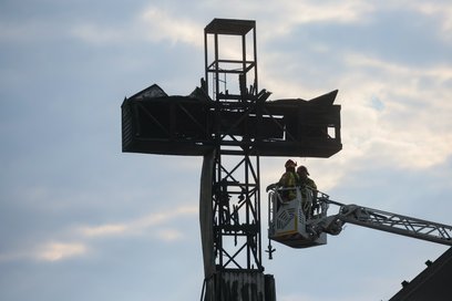 Strażacy musieli użyć podnośnika, aby opanować sytuację i dostać się do zarzewi ognia ukrytych pod m