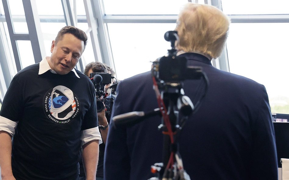 Elon Musk chyli czoło przed Donaldem Trumpem gratulującym mu udanego wystrzelenia rakiety Falcon 9 z