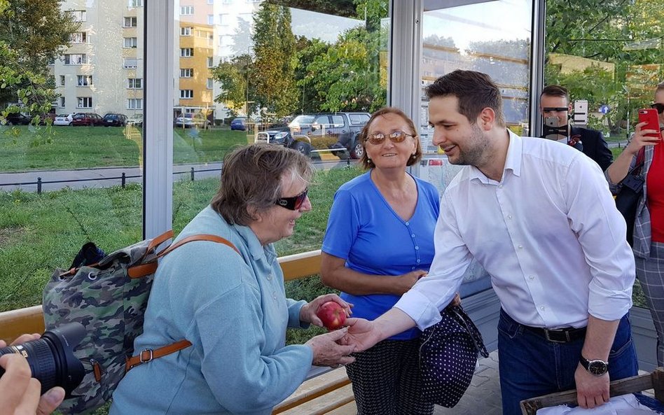 Kampania w Warszawie. Patryk Jaki obiecuje i rozdaje jabłka