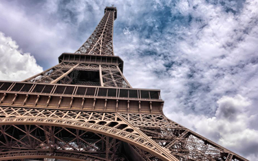 Pomalują Wieżę Eiffla. Symbol Paryża może być czerwony
