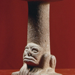 Kamienna rzeźba Majów w kształcie grzyba, ze zwierzęciem u podstawy. Kaminaljuyu, Gwatemala, 2000 p.