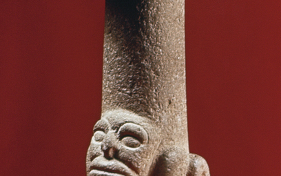 Kamienna rzeźba Majów w kształcie grzyba, ze zwierzęciem u podstawy. Kaminaljuyu, Gwatemala, 2000 p.