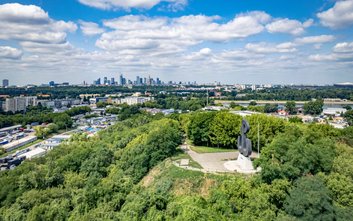 Centralnym elementem Parku Akcji „Burza" jest Kopiec Powstania Warszawskiego z platformą widokową