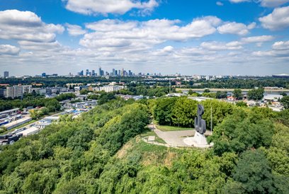 Centralnym elementem Parku Akcji „Burza" jest Kopiec Powstania Warszawskiego z platformą widokową