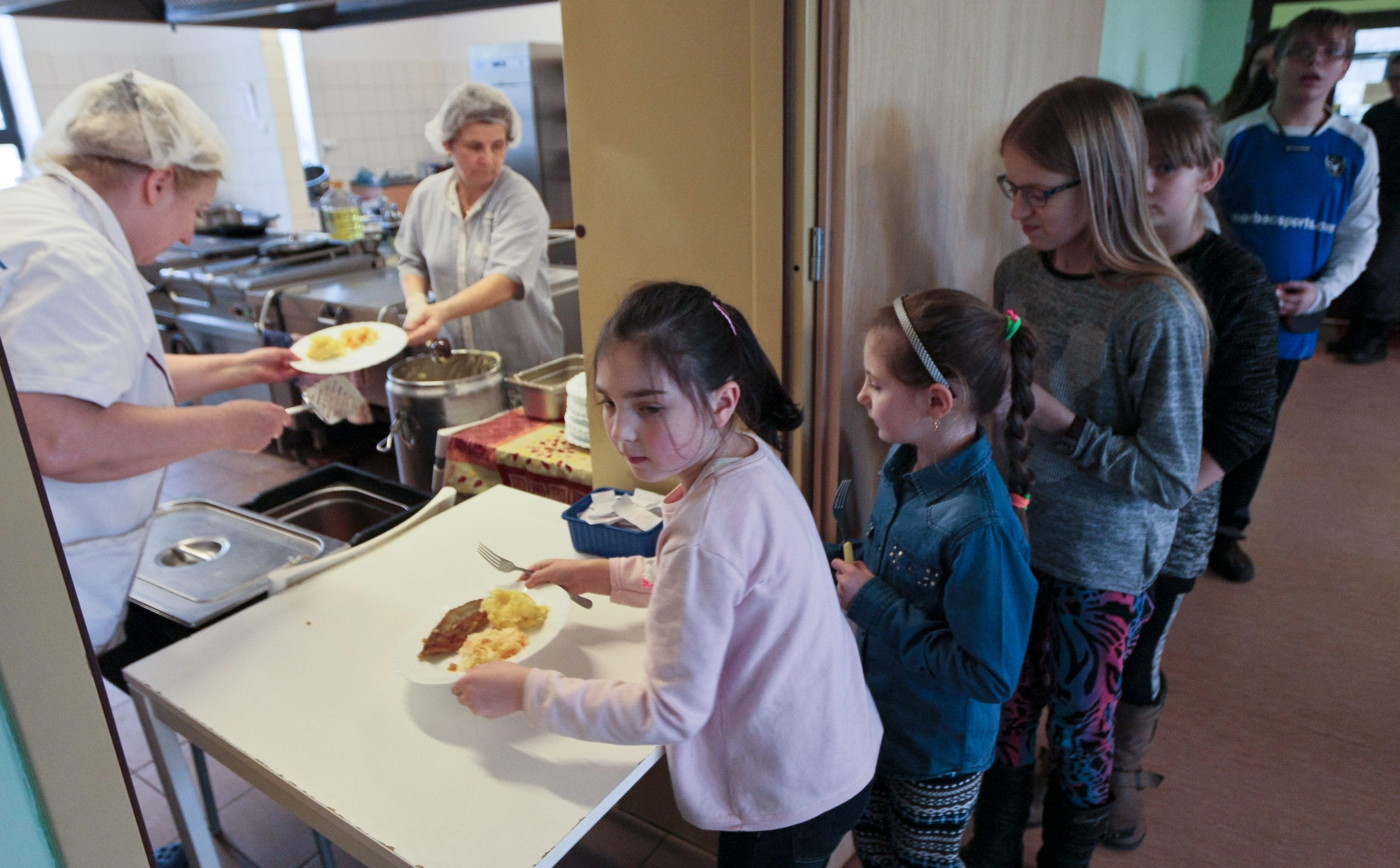 Szkolna stołówka nieprzyjazna uczniom-weganom i marnuje jedzenie na potęgę