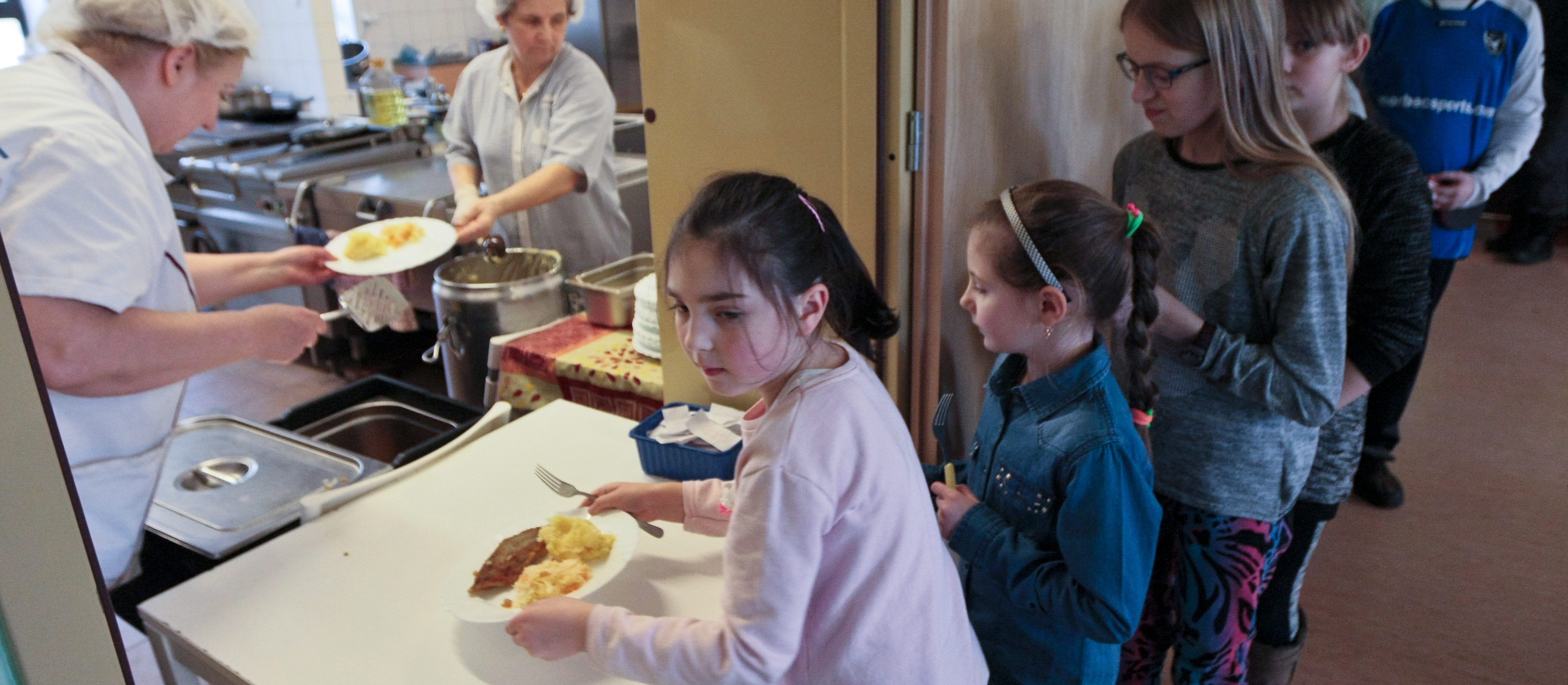 Bezpłatne obiady dla uczniów podstawówek? Eksperci za, ale boją się marnowania żywności