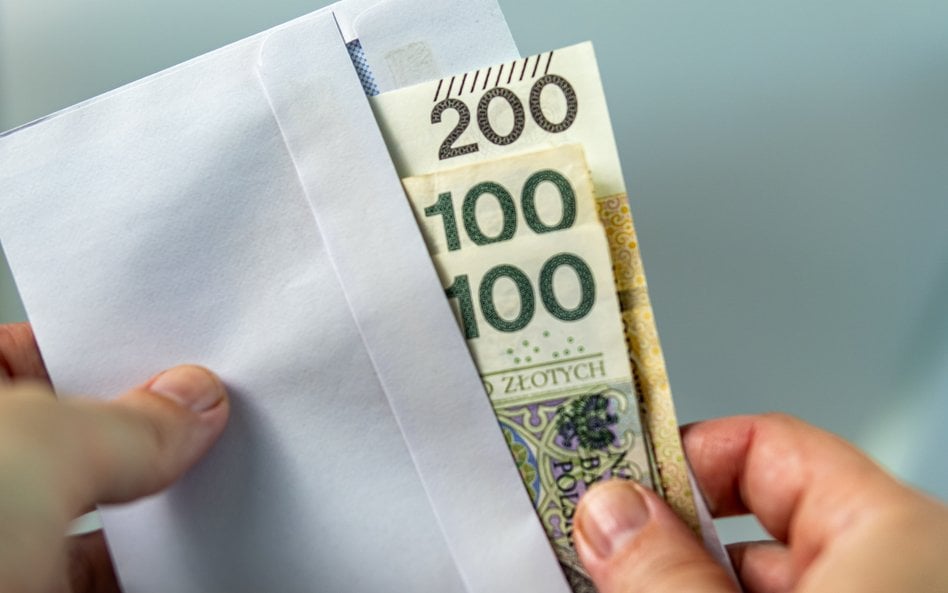 ZUS nie chce wypłacać emerytur w gotówce. Jest decyzja ministerstwa