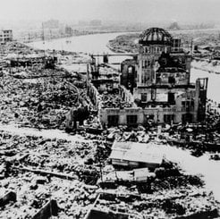 6 sierpnia 1945 r. nad Hiroszimą wybuchła amerykańska bomba atomowa. Fala uderzeniowa zmiotła miasto
