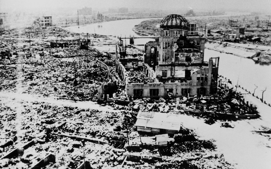 6 sierpnia 1945 r. nad Hiroszimą wybuchła amerykańska bomba atomowa. Fala uderzeniowa zmiotła miasto