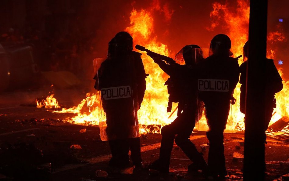 Szturm policji na protestujących w Barcelonie. Ponad 150 rannych