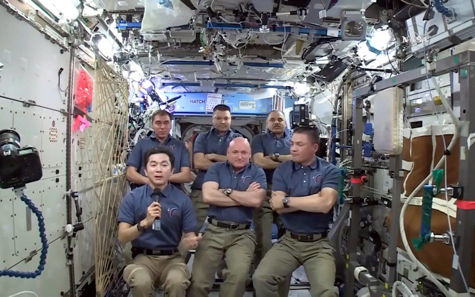 45 załoga Międzynarodowej Stacji Kosmicznej. Na zdjęciu od lewej w pierwszym rzędzie: Kimiya Yui, do