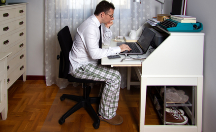 Szef może skontrolować, jak pracownik świadczy pracę zdalną w swoim domu