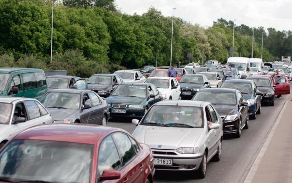 Rozlewanie się miast stwarza coraz większe problemy komunikacyjne