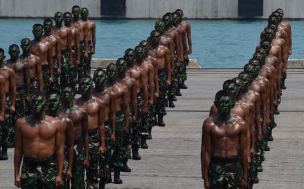 Indonezyjskie oddziały wojskowe przygotowujące się do obchodów 70. rocznicy Sił Zbrojnych Indonezji.