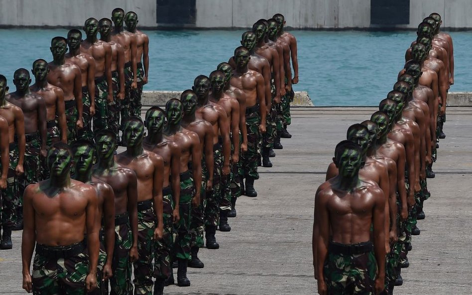 Indonezyjskie oddziały wojskowe przygotowujące się do obchodów 70. rocznicy Sił Zbrojnych Indonezji.