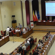 Z większością radnych Warszawy można się skontaktować, wysyłając e-mail lub dzwoniąc do urzędnika