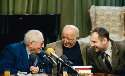 Muzeum Literatury, (2003 r.). Siedzimy tam obok siebie: poeta, Andrzej Adamus – szef Wydawnictwa Dol