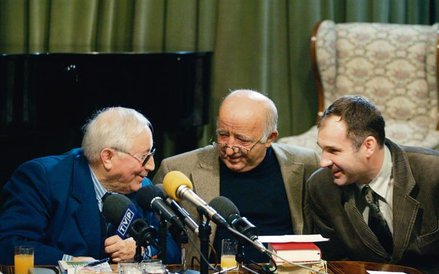 Muzeum Literatury, (2003 r.). Siedzimy tam obok siebie: poeta, Andrzej Adamus – szef Wydawnictwa Dol