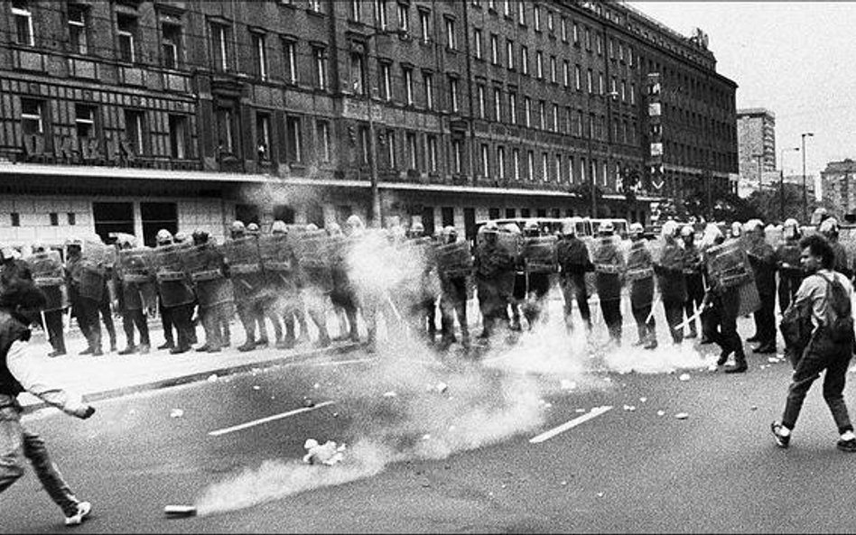 Budynek KC PZPR stał się w 1989 r. miejscem, pod którym co raz częściej zaczęły demonstrować radykal