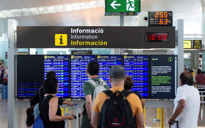 Podróże do Hiszpanii nadal w maseczkach. Linie lotnicze: „To szkodzi turystyce”