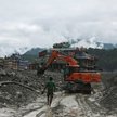 Skutki śmiertelnych powodzi błyskawicznych i osuwiska błotnego w Nepalu