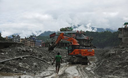 Skutki śmiertelnych powodzi błyskawicznych i osuwiska błotnego w Nepalu
