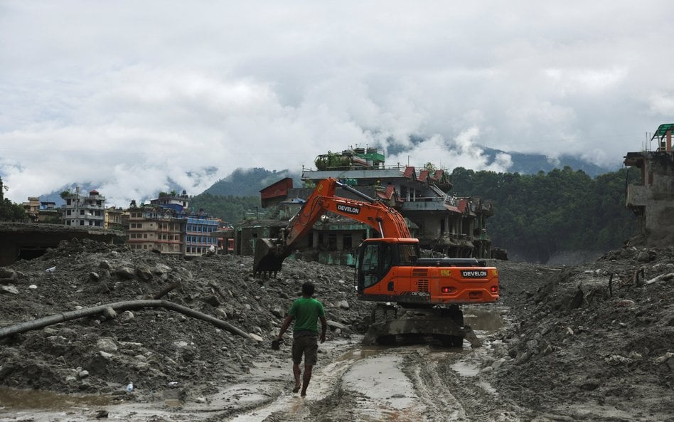 Skutki śmiertelnych powodzi błyskawicznych i osuwiska błotnego w Nepalu