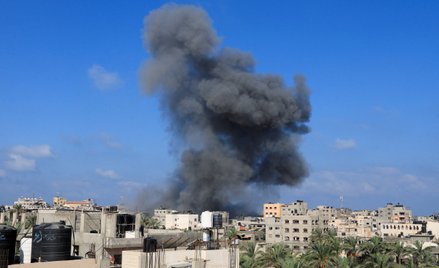 Dym nad miastem Deir Al-Balah w centralnej części Strefy Gazy