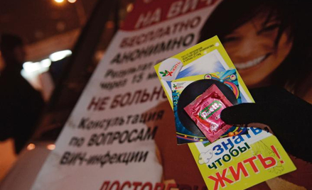 Zdaniem powiązanego z rządem Instytutu badań strategicznych epidemii winne są prezerwatywy. za ich p
