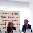 Była sekretarz Stanu USA Medeleine Albright w trakcie konferencji prasowej (razem z- po lewej- Jacki
