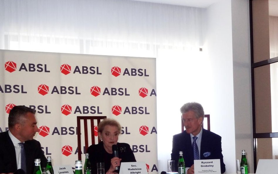 Była sekretarz Stanu USA Medeleine Albright w trakcie konferencji prasowej (razem z- po lewej- Jacki