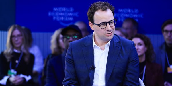 Anthropic: Claude pozostanie bez reklam, w kontraście do planów ChatGPT